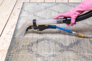 putzfrau beim reinigung von teppiche erlangen teppichreinigung mit Sprühextraktionsgerät https://fenszterputzererlangen.de/teppichreinigung herzogenaurach