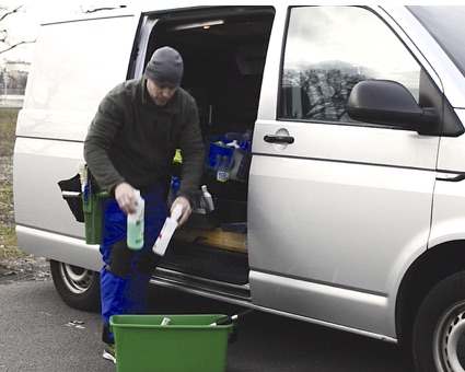 fensterreiniger ladt sein eimer mit reinigungsmittel von sein dienstwagen in herzogenaurach