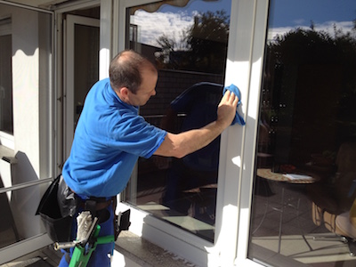 fensterreinigung-einen-upvc-fensterahmen-mit-lappen