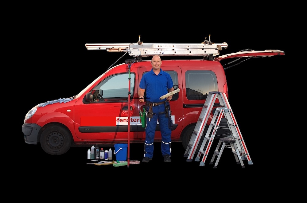 Fensterputzer-zeigt-seinen-Arbeitswagen-und-einige-seiner-Werkzeuge